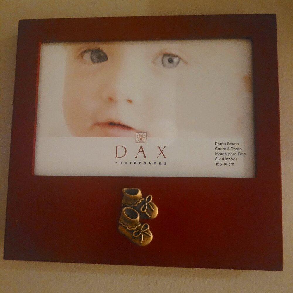 Baby Photo Frame DAX Fits 6×4 photo Wood Finish, Brass Baby Shoes, New With Box